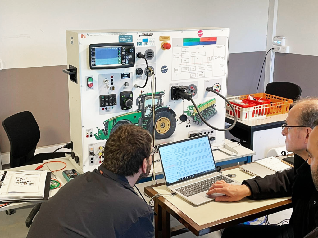Zwei Personen arbeiten am LN-Trainingssystem für Landmaschinen
