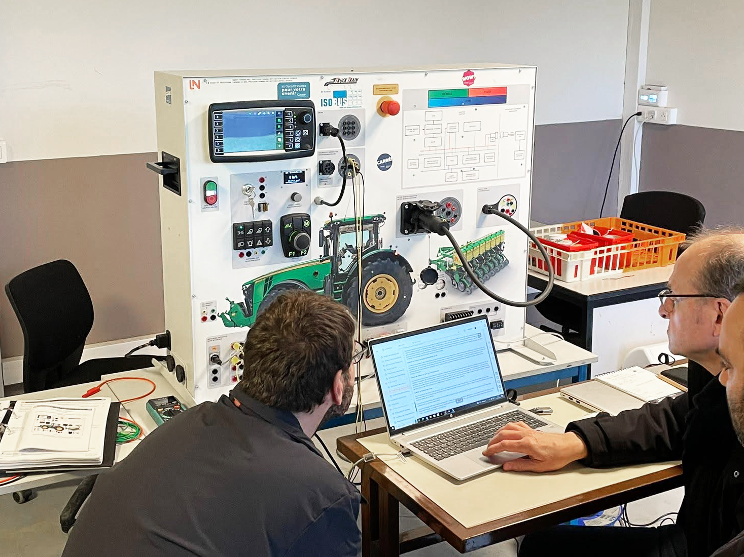 Zwei Personen arbeiten am LN-Trainingssystem für Landmaschinen