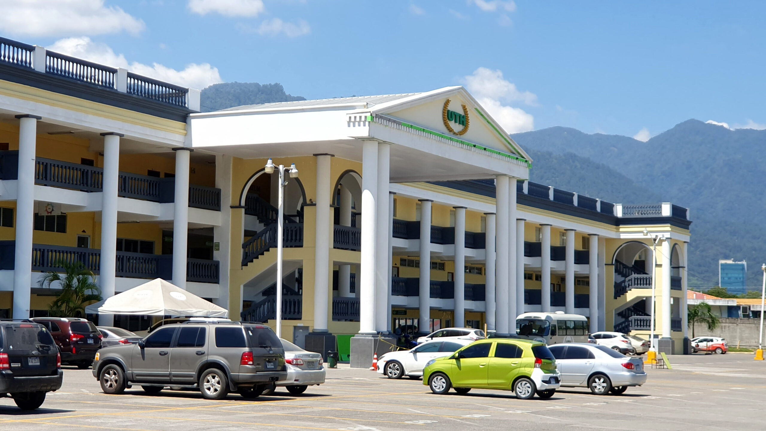 Außenansicht der Universidad Tecnológica de Honduras (UTH)