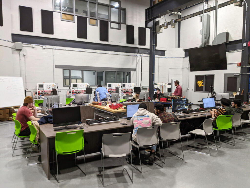 Lernende am St. Claire College in Kanada arbeiten an Kfz-Trainingssystemen von Lucas-Nülle.