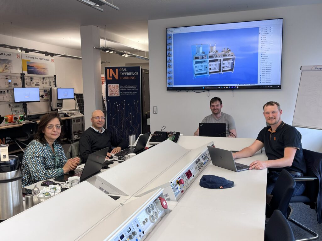 4 Personen sitzen in einem Seminarraum bei Lucas-Nülle in Kerpen