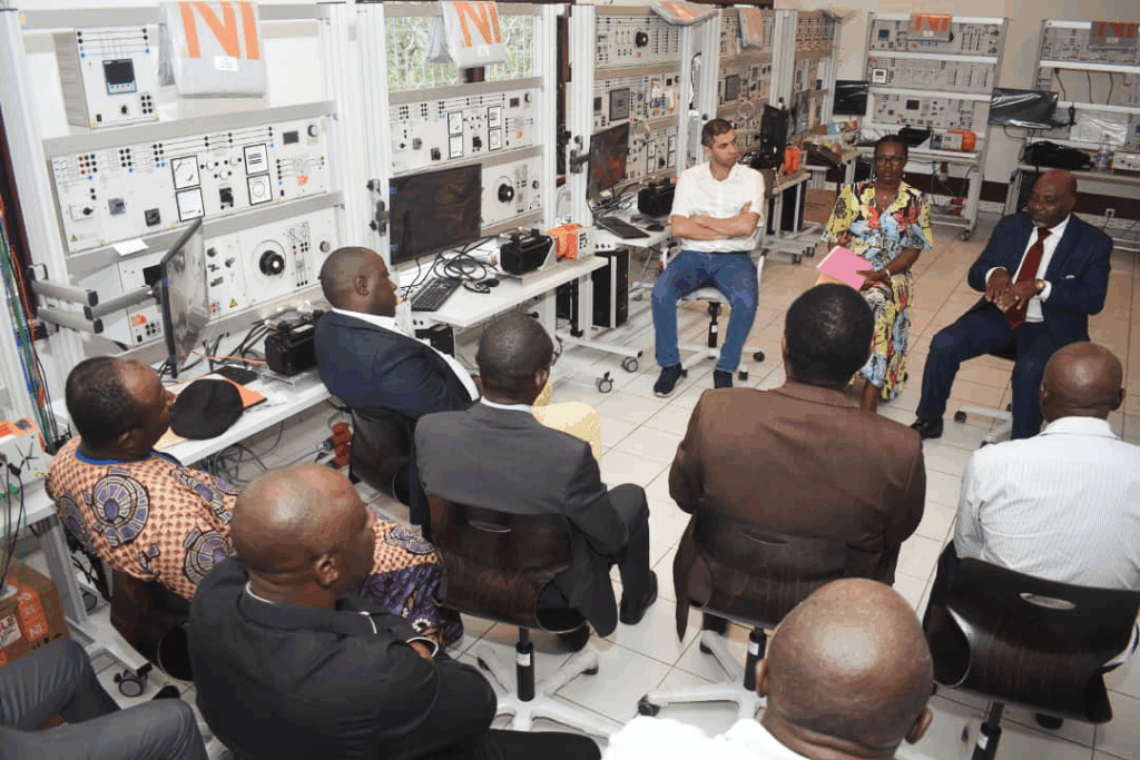 Schulungssituation im Smart Energy Lab von Lucas-Nülle an der Universität Yaoundé in Kamerum