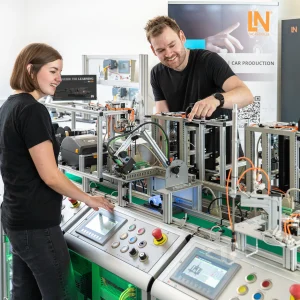 Intelligente Fabrik: vollautomatisierte Automobil-Produktion mit ERP-Anbindung