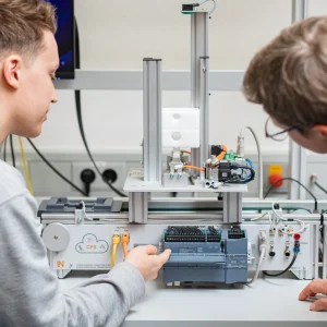 AR in der Fabrikautomation: Anlagen steuern & visualisieren