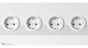 Steckdosenfeld mit 4 Schukosteckdosen nebeneinander, (54TE)