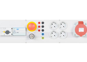 Einschub Typ 1 für 6-Eck-Energiekanal, 4xSchuko, 1xCEE-Dose + Netzfeld, 114TE
